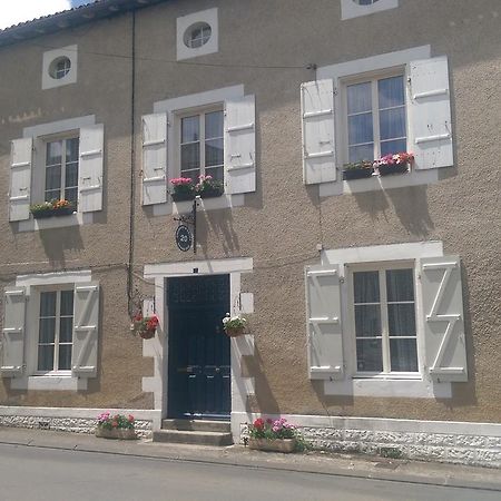 Bed and Breakfast Vingt Grand Rue Champagne-Mouton Екстер'єр фото