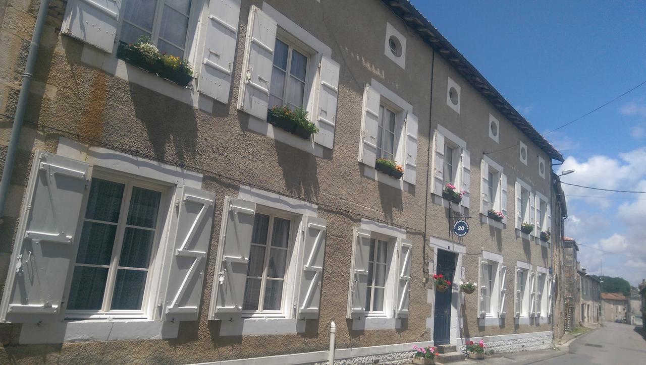 Bed and Breakfast Vingt Grand Rue Champagne-Mouton Екстер'єр фото