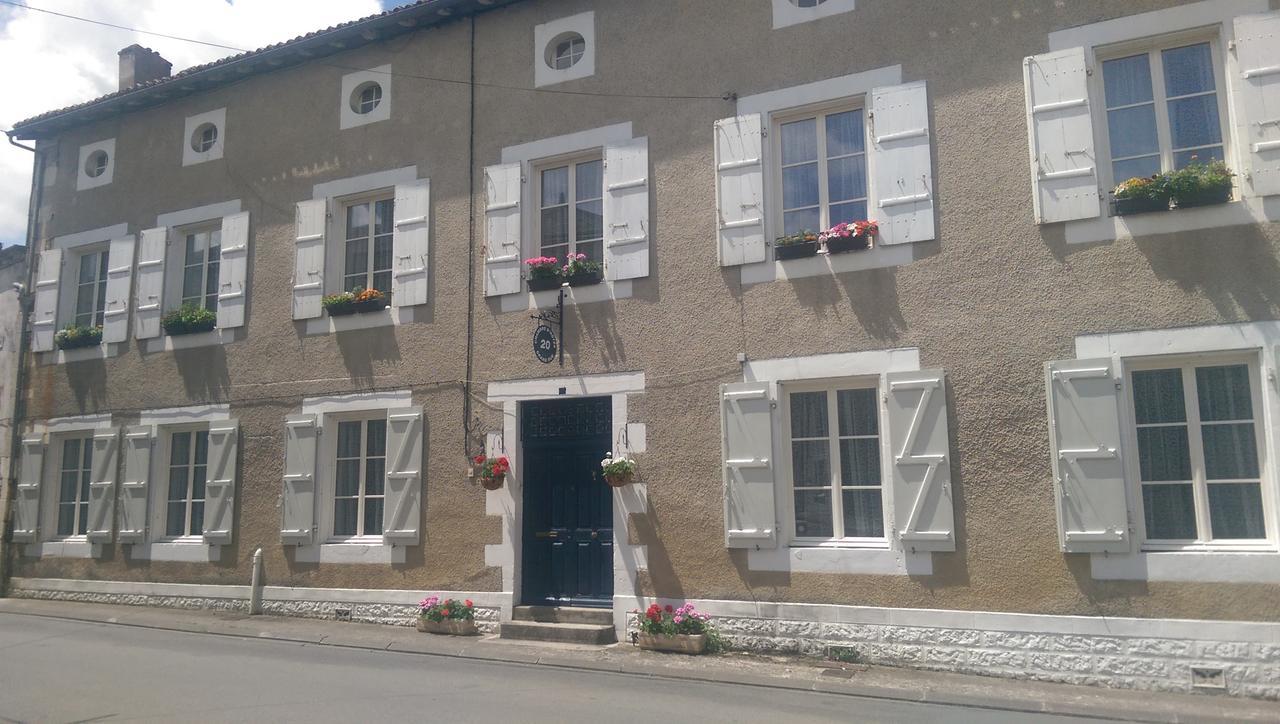 Bed and Breakfast Vingt Grand Rue Champagne-Mouton Екстер'єр фото
